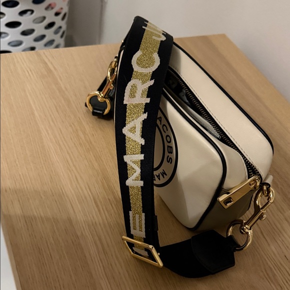 Marc Jacobs Black and Cream Logo Crossbody Bag - Picture 8 of 9